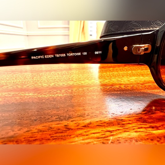 Tommy Bahama Women's Brown Tortoise Sunglasses EXCELLENT CONDITION - Picture 11 of 14